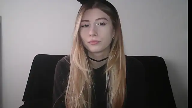 ErikaShyy online show from October 8, 2025, 10:57 am