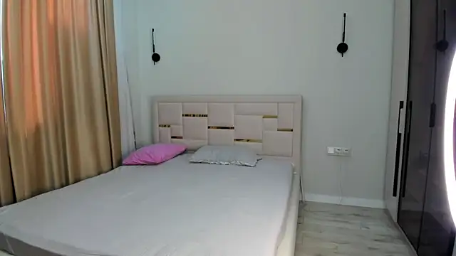 Lola Peach online show from November 26, 2025, 7:09 am