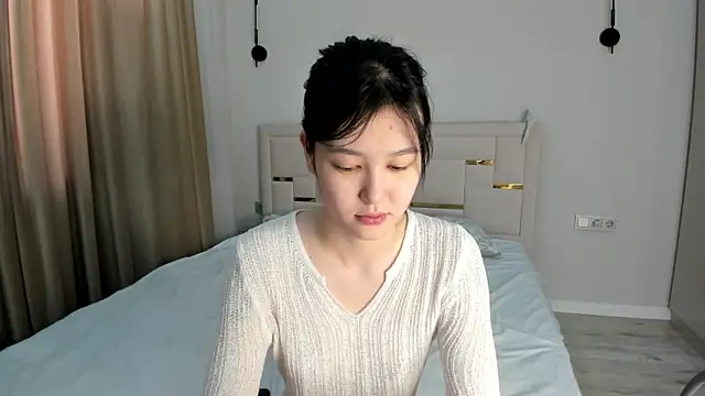 Lola Peach online show from March 13, 2026, 6:20 am