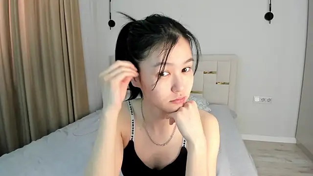 Lola Peach online show from March 29, 2026, 5:18 am