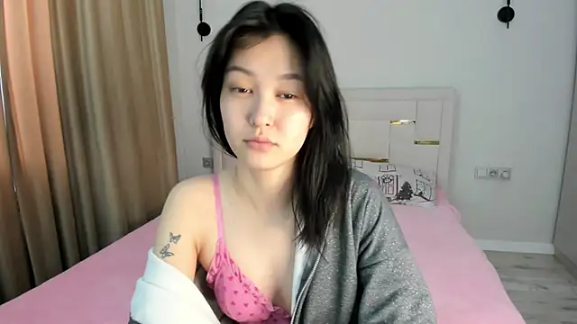 Lola Peach online show from April 11, 2026, 5:12 am