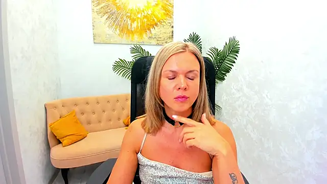 AgathaKlouin online show from March 20, 2025, 7:25 pm