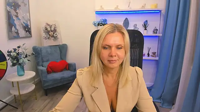 AgathaKlouin online show from April 16, 2026, 9:39 pm