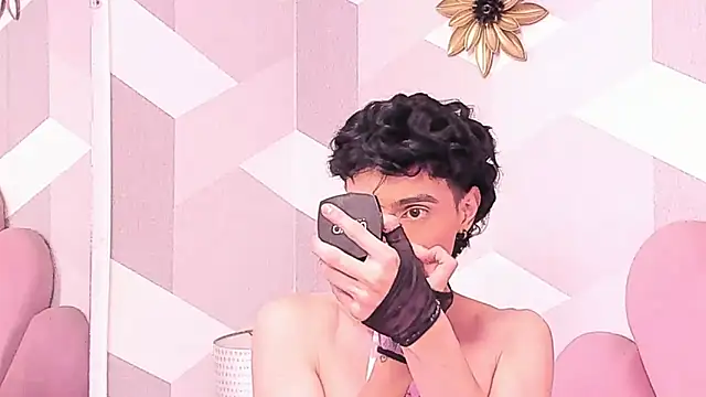 KylieMonnett online show from May 17, 2026, 2:20 am
