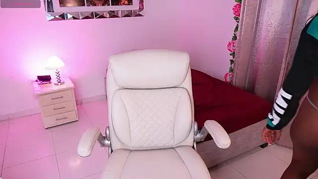 Snapshot of Alondrasparrow2 chatting on February 11, 2025, 8:10 pm Alondrasparrow2 online show from February 11, 2025, 8:10 pm