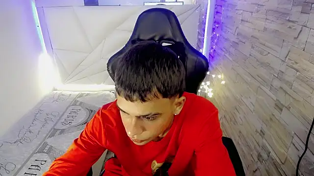 zacariasss  online show from December 6, 2024, 7:45 pm