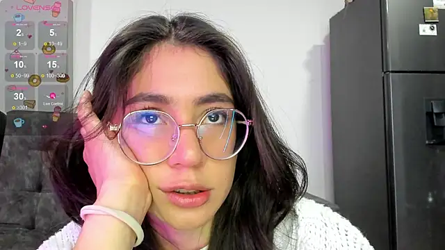 Snapshot of emmadiaz1 chatting on January 10, 2025, 12:27 am emmadiaz1 online show from January 10, 2025, 12:27 am