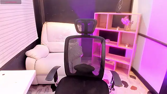 EmySilver online show from December 6, 2024, 2:17 pm