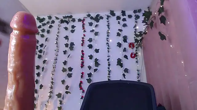 SarahStones online show from April 19, 2026, 6:13 am