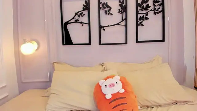 zoe roux21 online show from November 19, 2025, 4:23 am