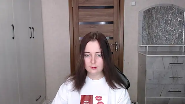 Kristy-Max online show from November 21, 2025, 6:23 am