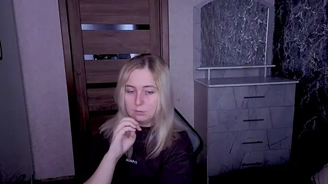 Kristy-Max online show from May 25, 2026, 1:44 am