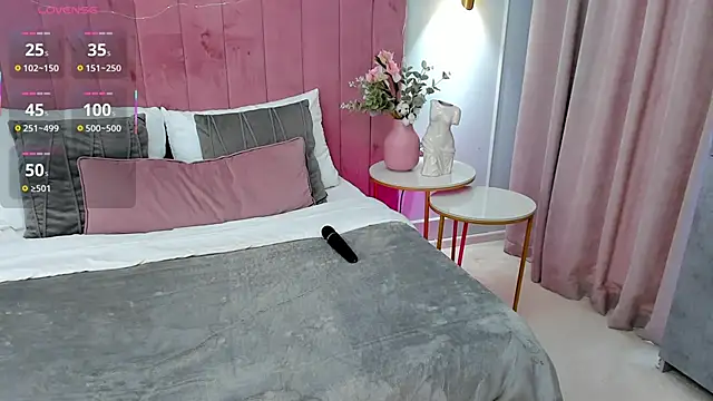 Snapshot of CherieDane chatting on September 17, 2025, 12:18 pm CherieDane online show from September 17, 2025, 12:18 pm