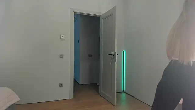  cometoseeme  online show from October 10, 2025, 2:16 pm