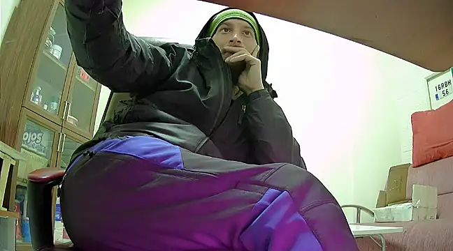 hardbigcock16 online show from February 13, 2025, 1:37 pm