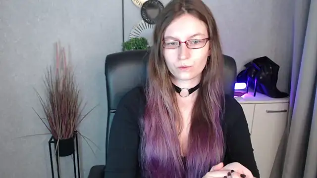 emmaxDelight online show from October 28, 2025, 6:50 am