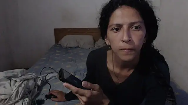 Snapshot of KateAndSimon chatting on February 13, 2025, 1:15 pm KateAndSimon online show from February 13, 2025, 1:15 pm