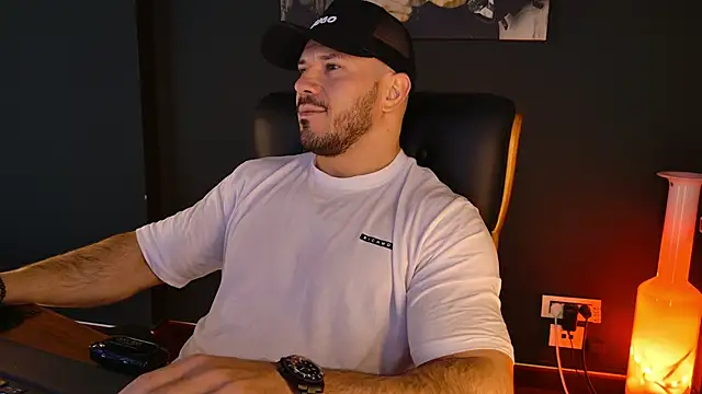 AngeloEric online show from December 21, 2025, 8:21 am