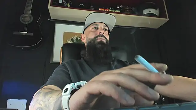 Snapshot of axxelrich_ chatting on February 2, 2025, 5:37 pm axxelrich online show from February 2, 2025, 5:37 pm