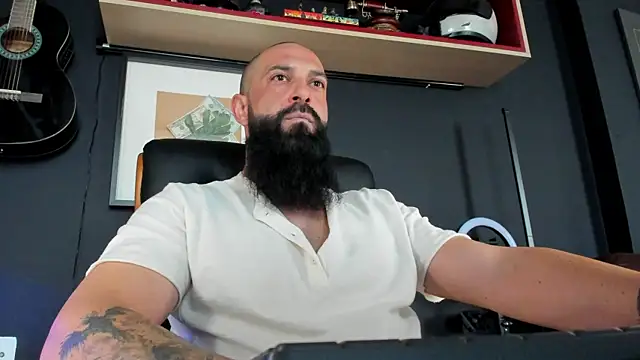 Snapshot of axxelrich_ chatting on February 5, 2025, 8:32 am axxelrich online show from February 5, 2025, 8:32 am