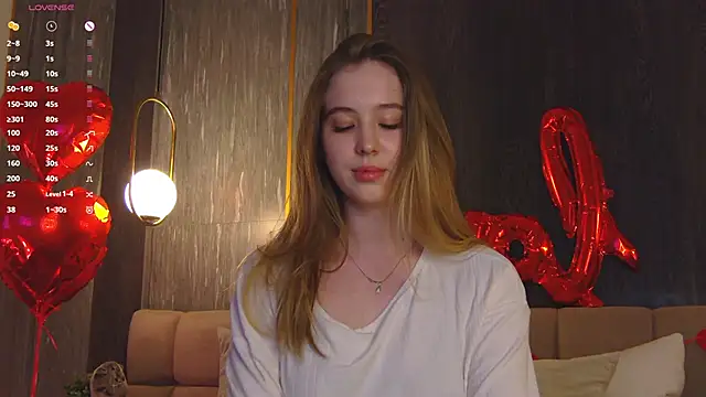 Snapshot of LoraineLuff chatting on February 21, 2025, 6:04 pm LoraineLuff online show from February 21, 2025, 6:04 pm