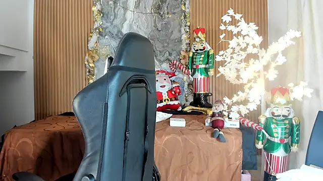 Danna topless online show from December 22, 2025, 12:02 pm