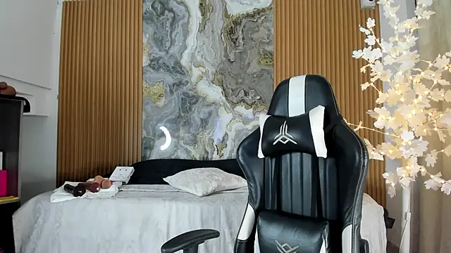 Danna topless online show from March 27, 2026, 12:05 pm