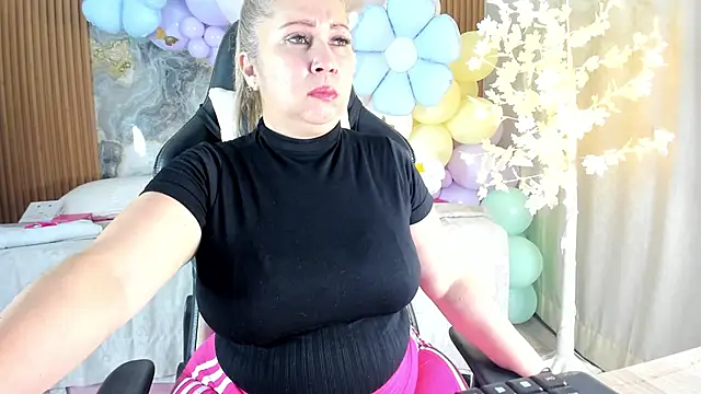 Danna topless online show from April 13, 2026, 12:10 pm