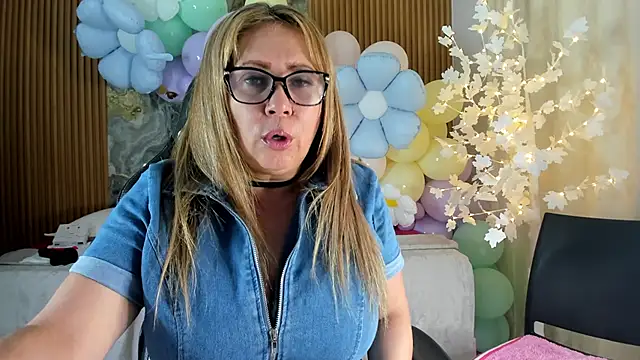 Danna topless online show from April 14, 2026, 12:00 pm