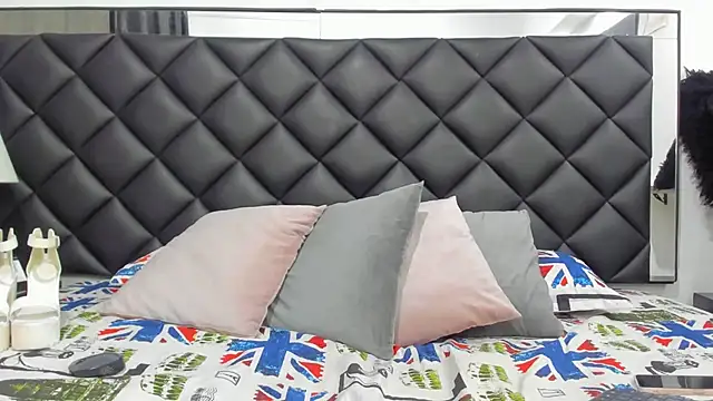 KariinaTaylor online show from February 1, 2025, 7:34 pm