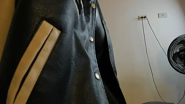 Snapshot of julian_wallace chatting on October 17, 2025, 3:10 am julian wallace online show from October 17, 2025, 3:10 am