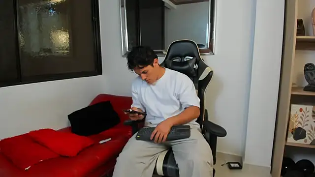 Snapshot of julian_wallace chatting on February 6, 2026, 7:28 pm julian wallace online show from February 6, 2026, 7:28 pm