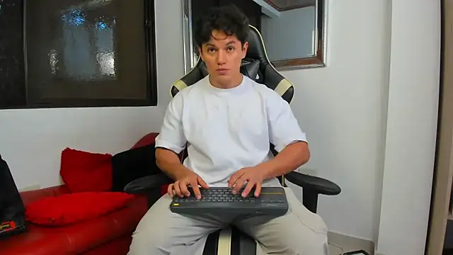 Snapshot of julian_wallace chatting on February 7, 2026, 7:39 pm julian wallace online show from February 7, 2026, 7:39 pm