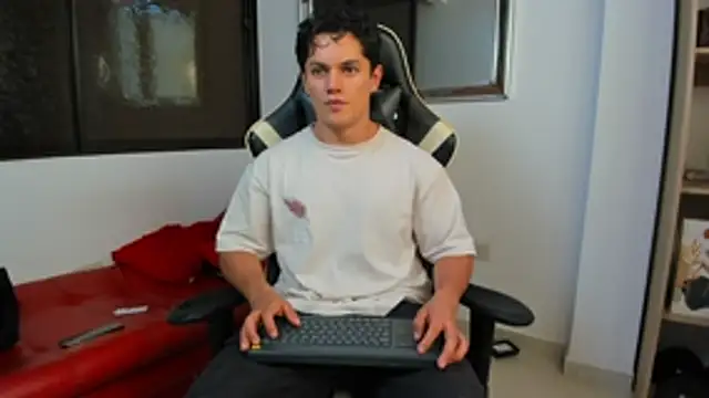 Snapshot of julian_wallace chatting on February 8, 2026, 9:07 pm julian wallace online show from February 8, 2026, 9:07 pm