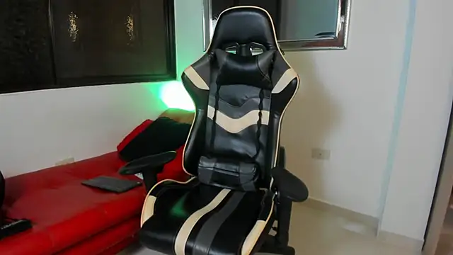 Snapshot of julian_wallace chatting on February 25, 2026, 2:43 am julian wallace online show from February 25, 2026, 2:43 am