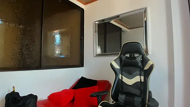 Snapshot of julian_wallace chatting on February 28, 2026, 8:10 pm julian wallace online show from February 28, 2026, 8:10 pm