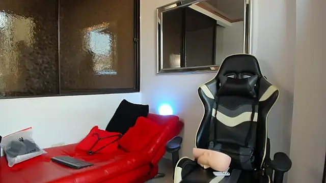 Snapshot of julian_wallace chatting on March 4, 2026, 6:58 pm julian wallace online show from March 4, 2026, 6:58 pm