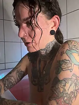 BrownieyQueen online show from December 3, 2025, 7:23 pm