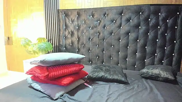 Snapshot of Laross25 chatting on May 8, 2026, 8:14 pm Laross25 online show from May 8, 2026, 8:14 pm