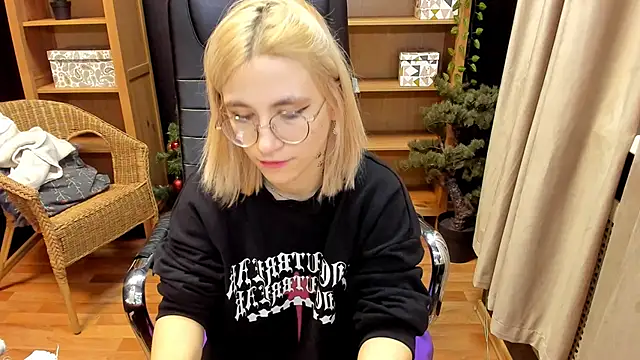 Moon13152 online show from December 24, 2024, 4:22 am