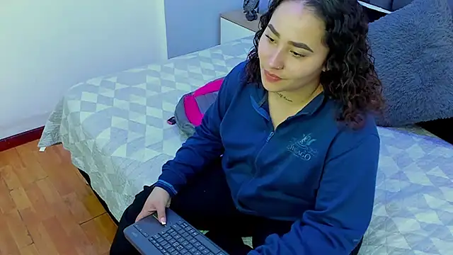 Snapshot of Ayla_martinez chatting on March 20, 2025, 1:24 am Ayla martinez online show from March 20, 2025, 1:24 am