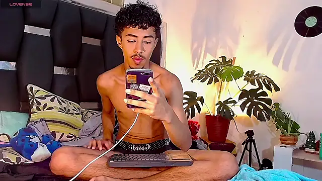 Snapshot of RyanRizzo chatting on December 14, 2024, 12:22 am RyanRizzo online show from December 14, 2024, 12:22 am