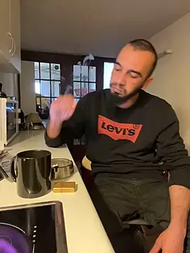 Snapshot of donnuozfutura chatting on February 5, 2025, 10:41 am donnuozfutura online show from February 5, 2025, 10:41 am