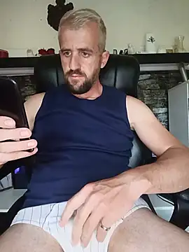 Snapshot of GrofLicno chatting on May 24, 2026, 3:39 pm GrofLicno online show from May 24, 2026, 3:39 pm