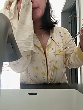 Krismil3 online show from April 5, 2026, 12:19 am