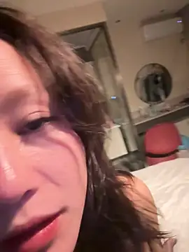 Krismil3 online show from April 13, 2026, 12:32 pm