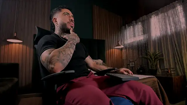 LeoSalvatore  online show from January 27, 2025, 4:54 pm