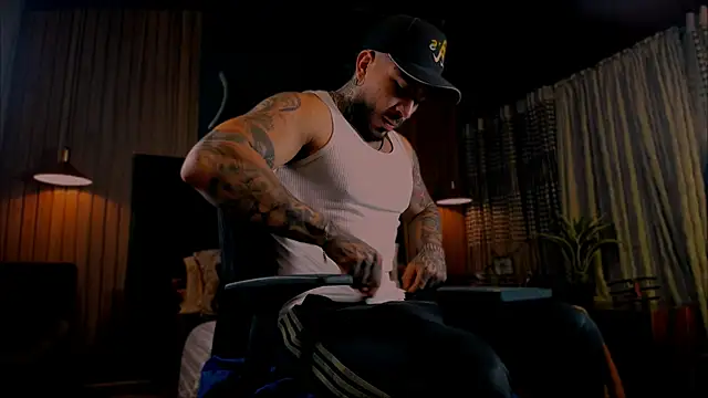 LeoSalvatore  online show from January 29, 2025, 4:26 am