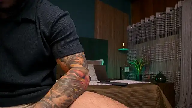 LeoSalvatore  online show from March 18, 2025, 8:14 am