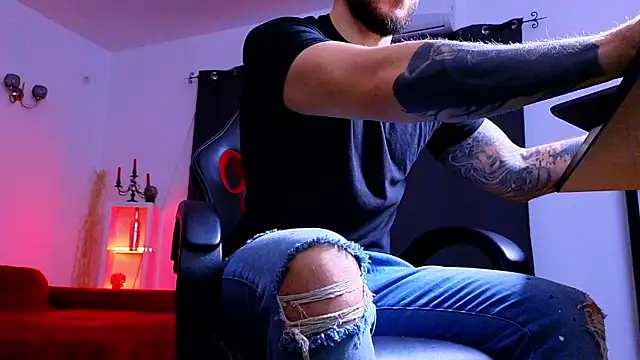 Snapshot of MightyAaron66 chatting on December 21, 2025, 5:36 am MightyAaron66 online show from December 21, 2025, 5:36 am